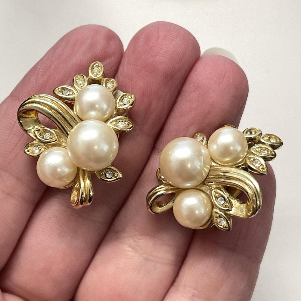 Vintage Gold Tone Faux Pearl Rhinestone Cluster Clip On Earrings Ribbon 80s